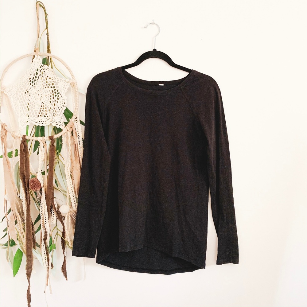 LULULEMON LONG SLEEVE TOP SIZE 2/4 MINT CONDITION